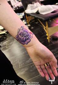 Titik lengan duri ungu pola tato mawar megah