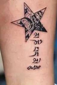 Tetovaža gotskog slova na rukama