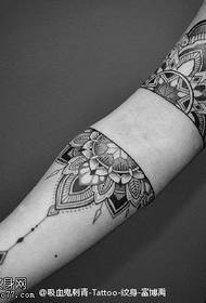 Класичан прекрасан узорак тотем тетоваже од ванилије