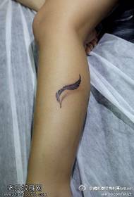 Gambe intelligenti bella piccola carina modello tatuaggio piuma