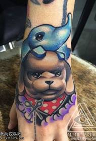 Motif de tatouage ours peint bras