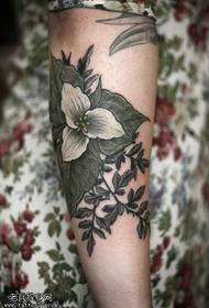 Realni biljni cvijet tetovaža uzorak