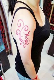 Gyönyörű és gyönyörű karos főnix totem tetoválás