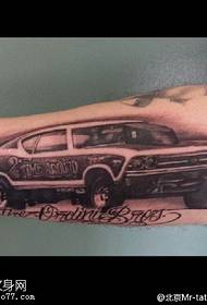 Intohimoinen auton tatuointikuvio