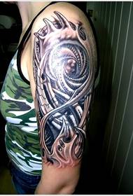 Fajny tatuaż mechaniczny na ramieniu