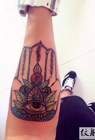 Егзотична тетоважа на тетоважата со рака на Фатима