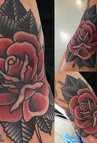 Model de tatuaj cu trandafiri cu aripi