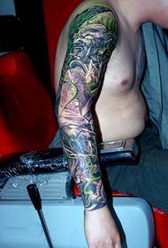 Veľmi individuálne čiernobiele nepretržité tetovanie kvetinových ramien