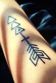 Девојка рака едноставна стрела тетоважа шема