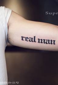 Tatuaggio di carattere gotico del braccio