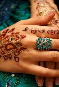 Hindistonlik Henna shaxsiyati uchun qo'l zarb