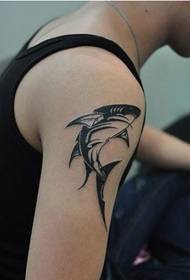 Стилна и красива черно-бяла татуировка на акула на ръката