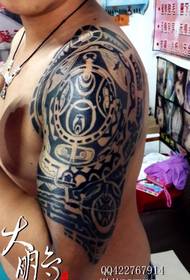 Tatuaggio classico totem forte braccio grande