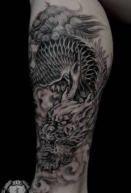 Dominuoja realus drakono tatuiruotės modelis