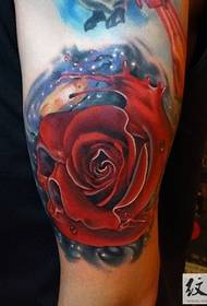 Upea punaisen ruusun tatuointikuvio Daquan