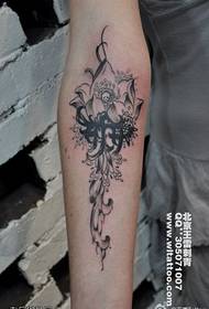 Bel modello di tatuaggio fiore teschio
