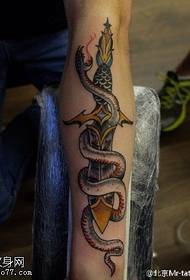 Klassisk slangespolende dolk tatoveringsmønster