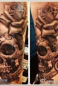 Modèle de tatouage de crâne rose bras classique