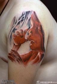 Patrón de tatuaje de bebé de color de brazo