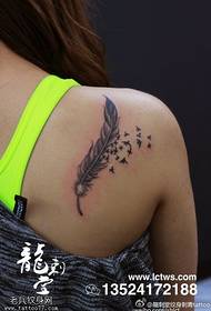 Pečių gražus plunksnos tatuiruotės modelis