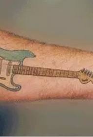 Volg de muziek en verplaats de gitaar-tatoeage