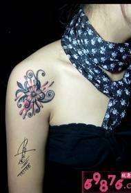 Mergaitės rankos kūrybinis gėlių tatuiruotės paveikslėlis