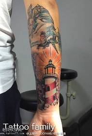 Modello bellissimo tatuaggio colorato faro