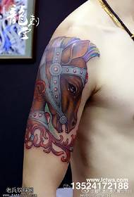 Tattoozọ igbu egbugbere ọnụ nke okpomoku dị elu