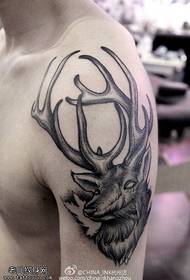 Modèle de tatouage de tête de cerf classique d'épine de bras