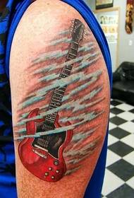Modna tetovaža gitare na velikoj ruci