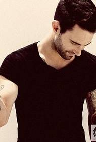 Sexy skuespiller Adam Levine motetatovering