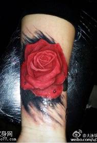 Model de tatuaj de trandafir uimitor