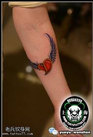 Красив модел на татуировки с крила любов
