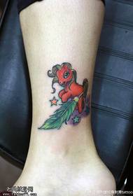 Pieni söpö poni-tatuointikuvio jaloissa