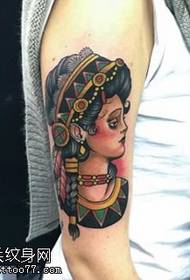 Bambina con tatuaggi