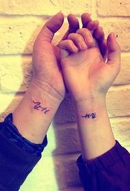 Pasangan kecil di lengan, tato bahasa Inggeris