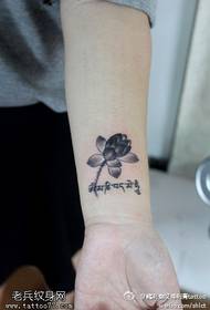 Arm lotus tattoo patroon