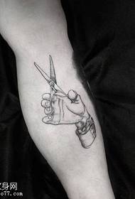 Žirklės tatuiruotės modelis ant rankos