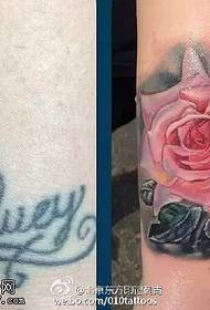 Mbulo tatuazhin e vjetër me një model të bukur tatuazhesh të trëndafilit