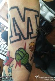 Arm M brev tatuering mönster