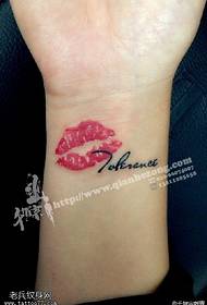 Modeli tatuazh i buzëve të kuqe sexy