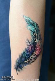 Graži plunksnos tatuiruotė ant rankos