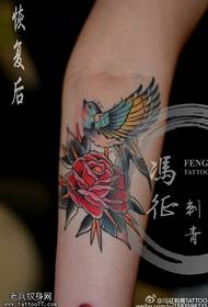 Erfrëschende Vugel rose Tattoo Muster