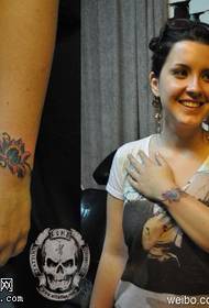 Patrón de tatuaxe de loto colorido bonito