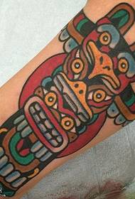 Patrón de tatuaxe con tótem brazo