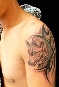Ruka domaća tetovaža na glavi vuka