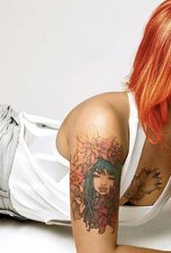 Bukuroshja sexy në bota e tatuazheve