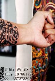 Tatuaje de brazo de fuente de flor clásica