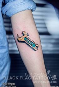 Realni trodimenzionalni uzorak tetovaže francuskog ključa