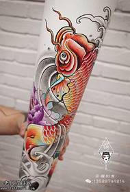 Färgglada koi tatuering mönster med armar